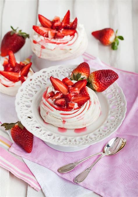 Bolo Da Merengue De Pavlova Decorado A Morango Fresca No Preto