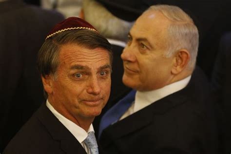 Ao lado de Netanyahu Bolsonaro faz oração no Muro das Lamentações