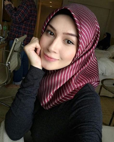 10 Hot Sexy Niena Baharun Bikini Pics