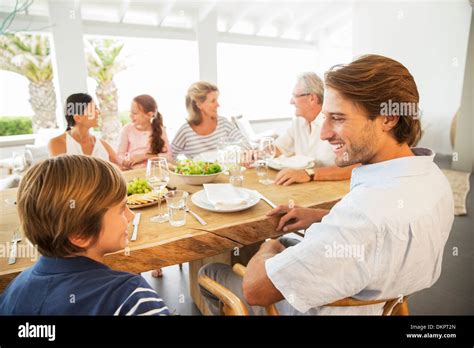 Comiendo Juntos Fotograf As E Im Genes De Alta Resoluci N Alamy