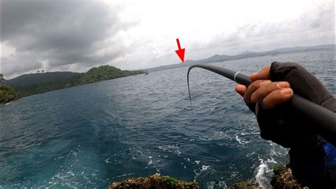 Mancing Pakai Joran Tegek Di Pinggiran Laut Tarikanya Bikin Ketagihan