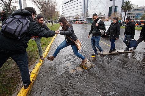 Revive la jornada tras la inundación por la rotura de una matriz en