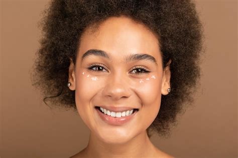 Premium Photo Cheerful Millennial African American Curly Lady With Nude Makeup Looking At Camera