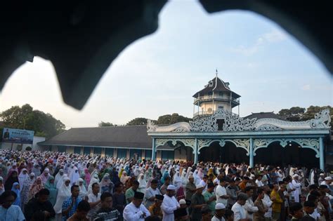 FOTO Potret Ribuan Umat Islam Salat Idul Fitri 1444 H Di Halaman