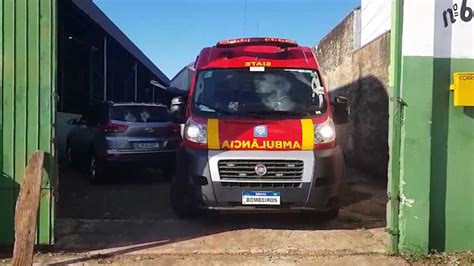 Homem Quebra A Perna Em Dois Lugares Durante Partida De Futebol V Deo