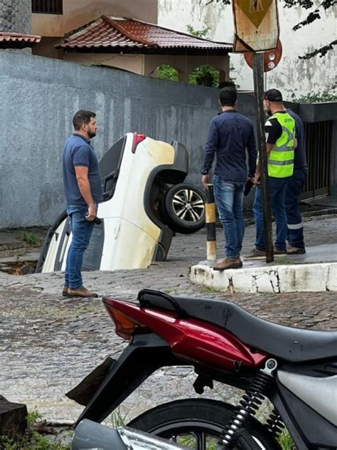 Carro Engolido Por Buraco Em Asfalto Em Caetit Al Cidade