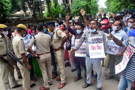 অনুমতি ছাড়া ১০৩২৩ এর জমায়েত গ্রেপ্তার করে তুলে নিয়ে গেল পুলিশ