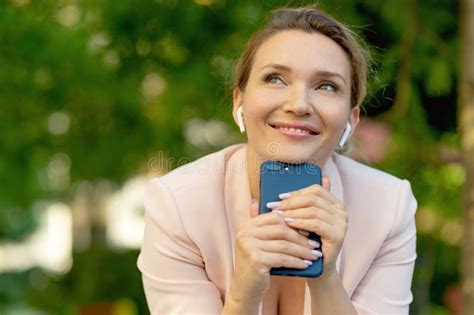 Retrato Detalhado De Uma Mulher Sorridente Smartphone Na Rua