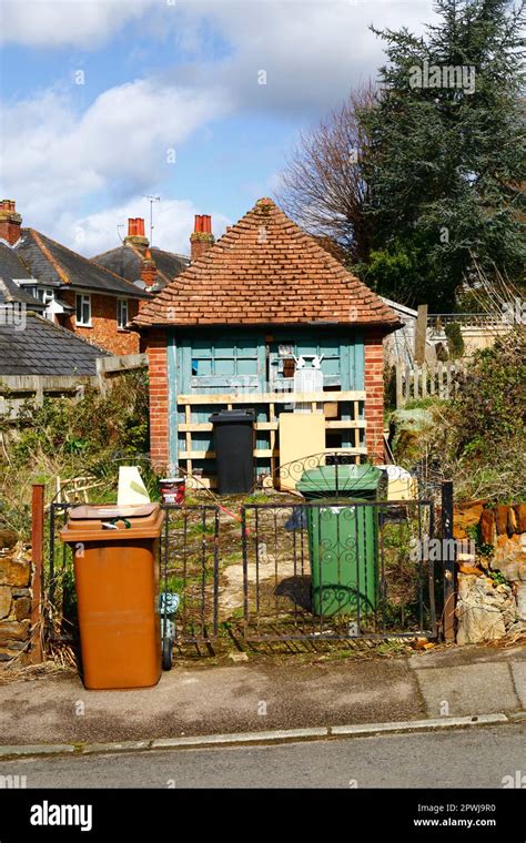 Vieux Garage Occupant Une Parcelle De Terrain Entre Les Maisons Qui