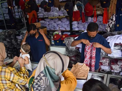 Jelang Tahun Ajaran Baru Penjualan Seragam Sekolah Meningkat