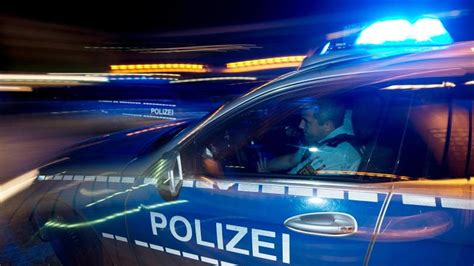 Polizei Video Polizist Tritt Gegen Fahrrad Frau St Rzt Zu Boden