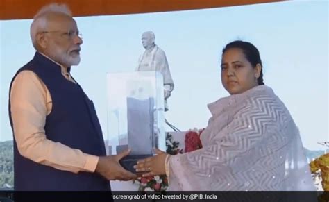 Rashtriya Ekta Diwas 2019: PM Modi Receives Memorial From Wife Of CRPF ...