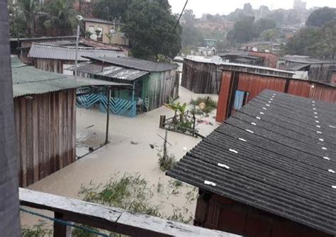 Casa Desaba E Barranco Desmorona Durante Forte Chuva Em Manaus