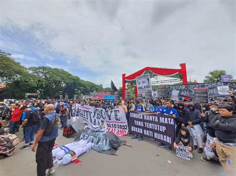 Peringati 40 Hari Tragedi Kanjuruhan Ribuan Aremania Turun Ke Jalan