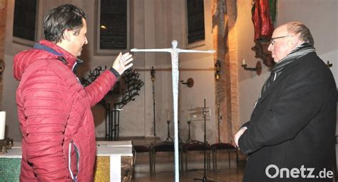 Seit Aschermittwoch Steht In Der Pfarrkirche Neben Dem Altar Ein Kreuz