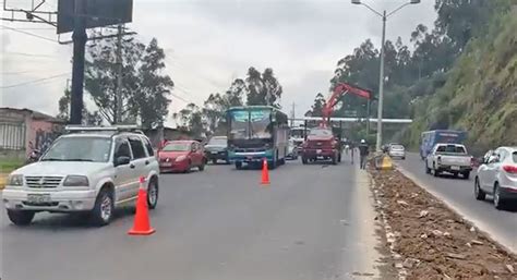 Cerrado Un Carril De La Autopista General Rumi Ahui Radio Pichincha