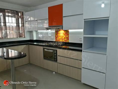 Cocina Integral Con Barra Y Combinaci N De Colores Homify