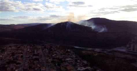 G1 Bombeiros e brigadistas combatem fogo no Morro Dois Irmãos em MG