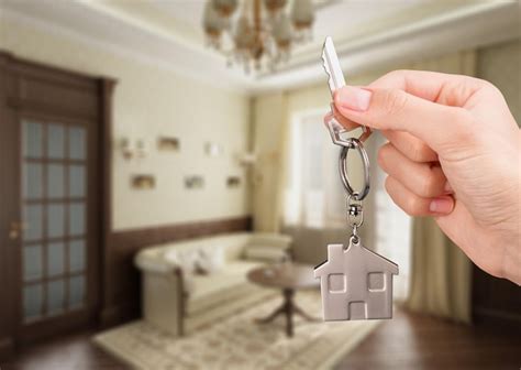 M O De Homens Segurando A Chave Chaveiro Em Forma De Casa Foto