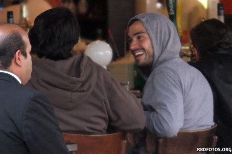 Alfonso Herrera um amigo em um restaurante na Cidade do México