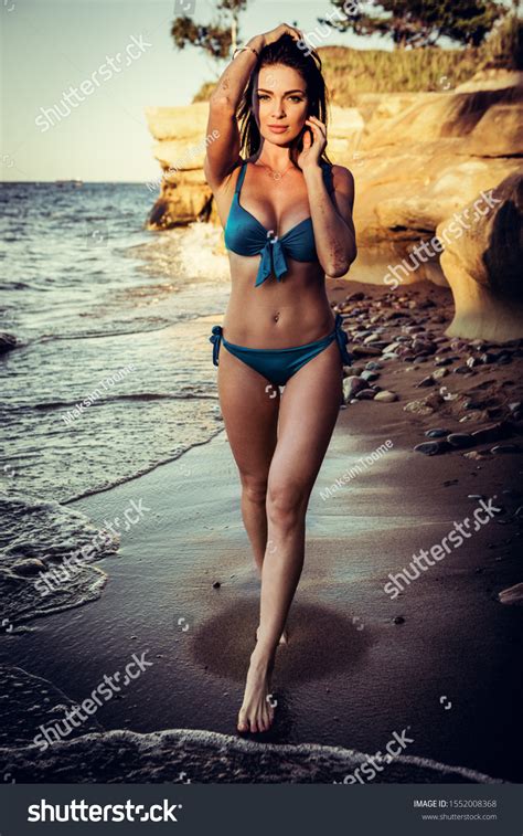 Photo De Stock Brune Fille Sexy En Bikini Posant Shutterstock