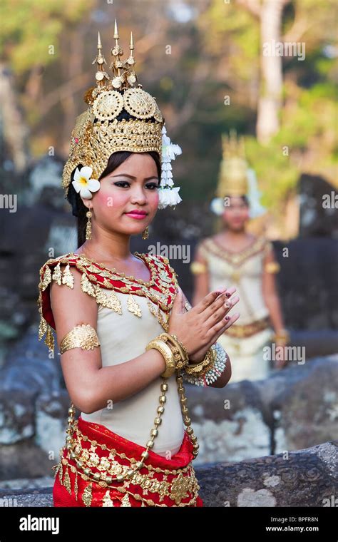 Traditional Apsara Dancers The Bayon Temple Angkor Wat Siem Reap