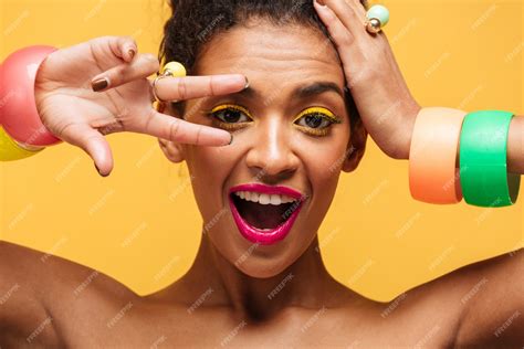 Closeup Portrait De Femme Mulâtre Ludique Avec Des Paupières Jaunes Et