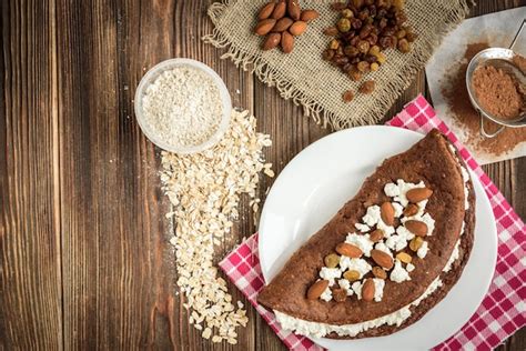 Panqueques de avena con chocolate casero con requesón en plato blanco