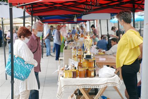 Otvoren Tradicionalni Sajam Medena Na Trgu Slobode U Tuzli Foto