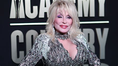 Dolly Parton S 2023 ACM Awards Look Throws Spring S Naked Jewelry Trend