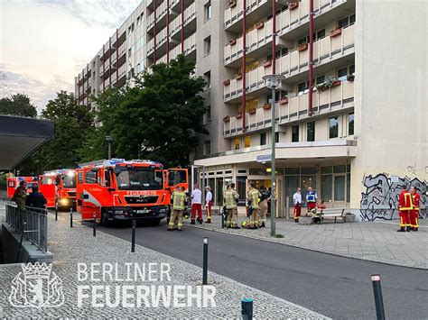 Berliner Feuerwehr On Twitter Es Brannte Mobiliar Im Au Enbereich Der