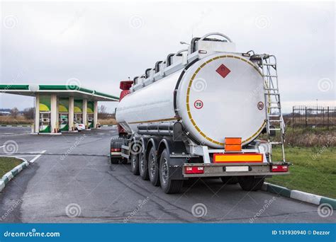 Cami N Con El Combustible Del Tanque De Gasolina Antes De Descargar En