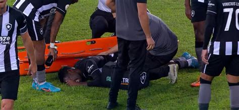 Patrick De Paula Sente Dores E Sai De Campo Chorando Em Jogo Do