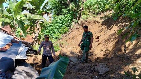 Longsor Timbun Dapur Rumah Warga Di Alian Kebumen Padahal Habis