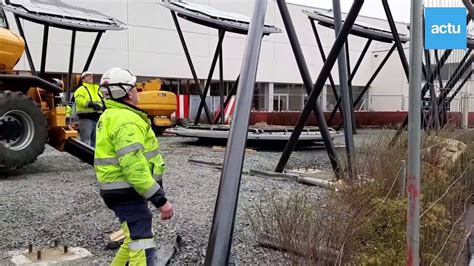 Des panneaux solaires installés au centre aquatique Les Atlantides au