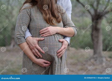 Homme Et Femme Enceinte Touchant Son Ventre Photo Stock Image Du