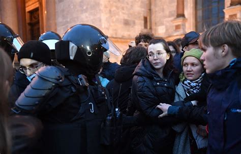 Russians Protest Putins Ukraine Mobilization In Photos The Moscow Times