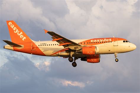 Hamburg Airport EasyJet U2 EZY Airbus A319 111 A319 Flickr