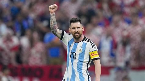 2022 FIFA Dünya Kupası nda 22 günün ardından Lionel Messi kupayı