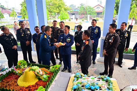 Komandan Lanud Roesmin Nurjadin Terima Kejutan Dari Polda Riau Di HUT