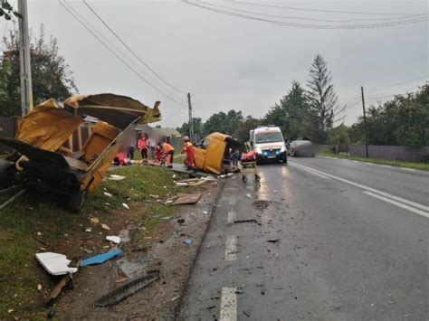 Dub Rupt N Dou N Urma Impactului Cu Un Tir La Dr Gu Eni Foto