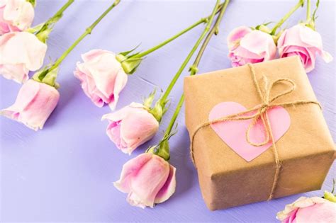 Coffret cadeau emballé dans du papier recyclé et décoré d un coeur rose