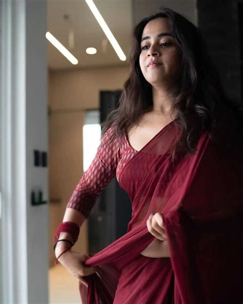 Deepthi Sunaina Spicy Navel Exposed In Bare Back Blouse And Saree