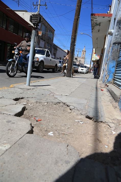 Banquetas En Mal Estado En Pleno Centro De La Ciudad