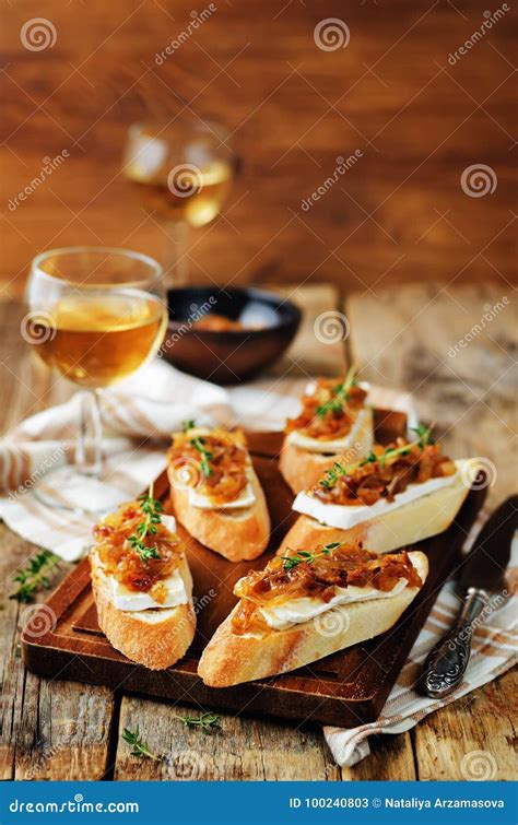 Crostini Del Brie De La Mermelada De La Cebolla Del Tocino Imagen De