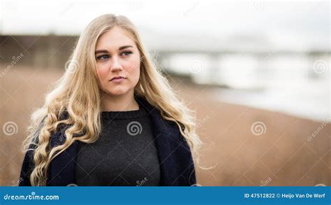 Jeune Adolescente Blonde Pensant Sur La Plage Photo stock Image du beau côte 47512822