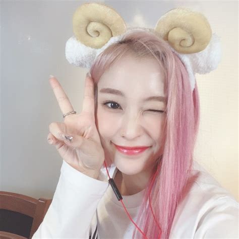 Pink Hair Lee Gahyeon And Selca Selfie Image On Favim