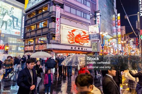 도톤보리 번화가 오사카시 오사카 일본 12 월 2017 여행자에 대 한 가장 유명한 목적지에 거리를 비가 화려한 밤에 사람들이