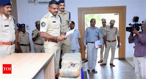 Andhra Pradesh Ganja And Red Sanders Smugglers Arrested In Ysr