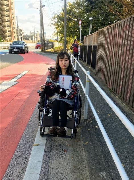 柵付きの歩道は狭いため、車道側を電動車いすで移動する 迷惑顔や無関心も電動車いすに乗る18歳「一人で出歩きたいけど」 写真・画像2